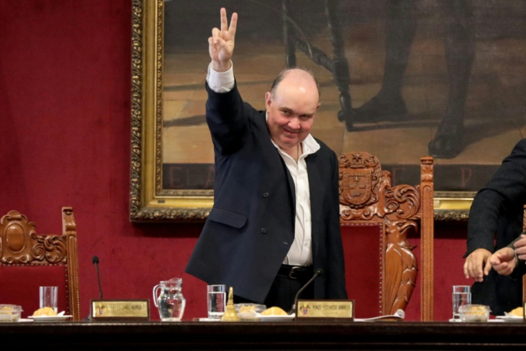 Rafael Lopez Aliaga fait le signe de la victoire après avoir annoncé sa démission du poste de maire de Lima pour se présenter à la présidence du Pérou, le 13 octobre 2025 à la mairie de Lima  ( AFP / CONNIE FRANCE )
