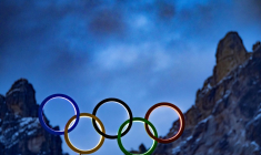 Les anneaux olympiques sont visibles sur le toit du stade olympique à Cortina d'Ampezzo, Italie, le 2 février 2026 ( AFP / Odd ANDERSEN )