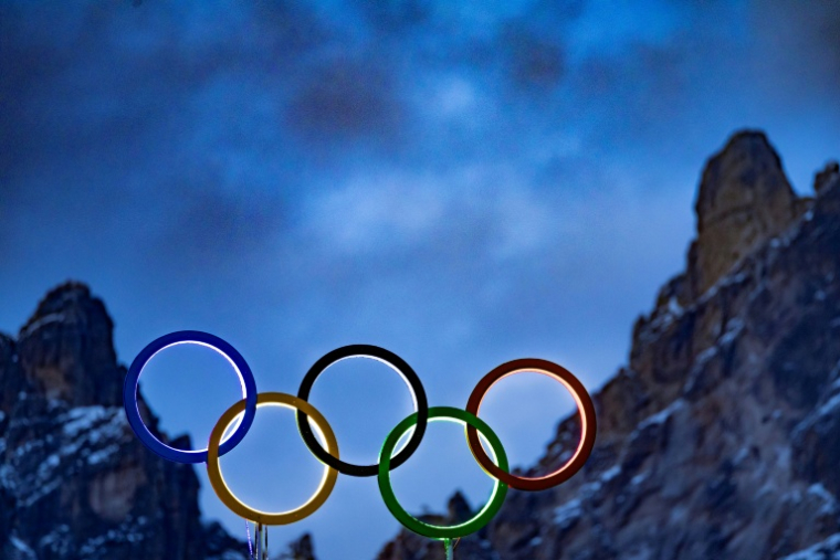Les anneaux olympiques sont visibles sur le toit du stade olympique à Cortina d'Ampezzo, Italie, le 2 février 2026 ( AFP / Odd ANDERSEN )