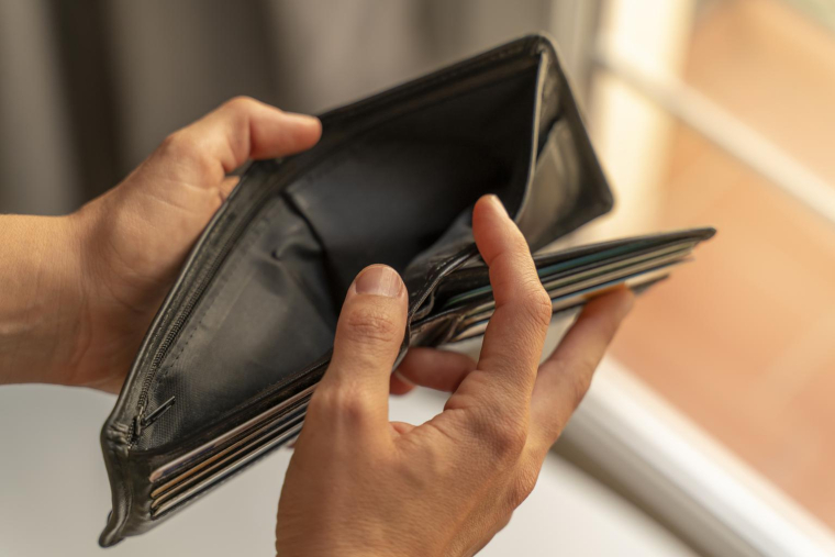 Pour les Français continuant à privilégier les livrets réglementés, la baisse de rémunération est un signal d’alerte: leur capital est protégé mais valorisé faiblement, voire grignoté par l’inflation. ( crédit photo : Getty Images )
