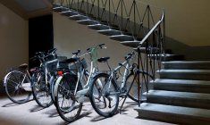 Quelles sont les règles pour stationner votre vélo en copropriété ? (Crédits: Adobe Stock)