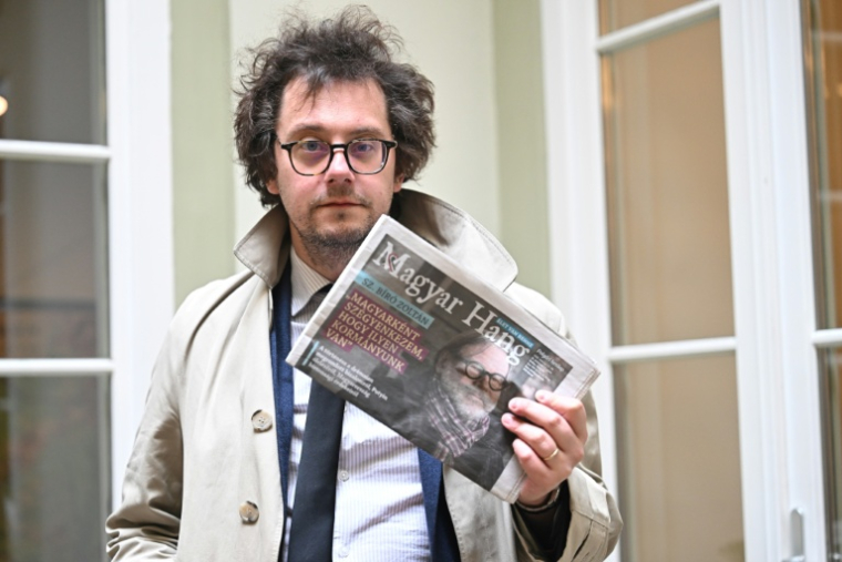 Le directeur général de RSF Thibaut Bruttintient  un exemplaire de l'hebdomadaire "Magyar Hang" à Budapest, le 16 mars 2026 en Hongrie ( AFP / Attila KISBENEDEK )