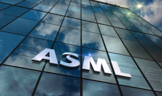 Le logo ASML sur la façade du siège du groupe. (Crédit:  / Adobe Stock)