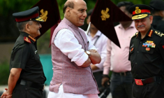 Le ministre indien de la Défense Rajnath Singh (au centre) à New Delhi le 5 mai 2025 ( AFP / Money SHARMA )