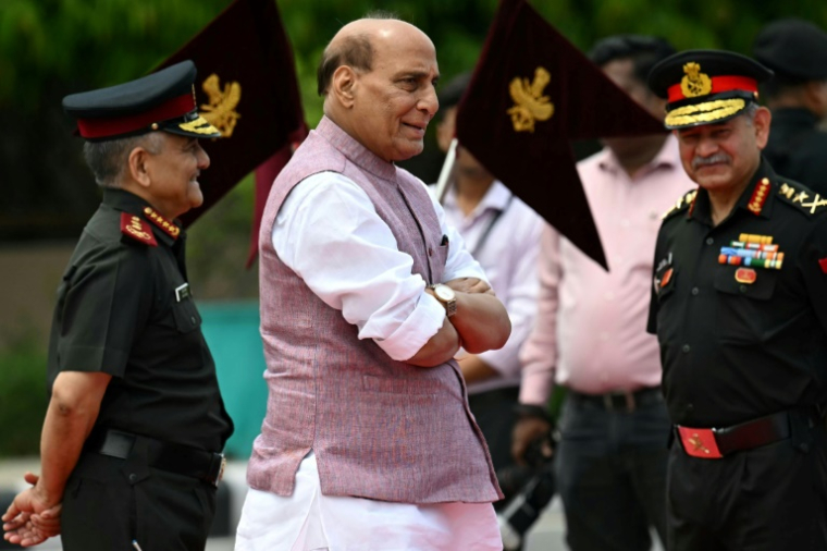 Le ministre indien de la Défense Rajnath Singh (au centre) à New Delhi le 5 mai 2025 ( AFP / Money SHARMA )