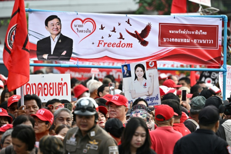 Des soutiens de l'ancien Premier ministre Thaksin attendent sa sortie de prison, le 11 mai 2026 à Bangkok ( AFP / ANTHONY WALLACE )