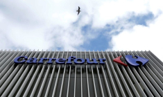 Le logo de Carrefour dans un hypermarché Carrefour à Nice