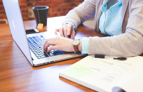 Le texte permettrait aux employeurs de rembourser les frais liés au télétravail effectué dans un télécentre ou dans un espace de coworking. (illustration) (Pixabay / StartupStockPhotos)