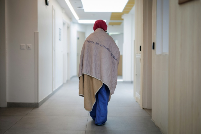 Une patiente déambule dans le couloir du Centre renforcé d'urgences psychiatriques à l'hôpital Delafontaine de Saint-Denis en Seine-Saint-Denis, dispositif pionnier conçu pour apaiser les patients arrivés en crise aux urgences générales, le 17 juin 2026  ( AFP / Simon WOHLFAHRT )