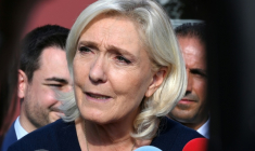 La cheffe de file du Rassemblement national, Marine Le Pen, fait une déclaration à la presse lors d'une visite au congrès des sapeurs-pompiers, le 10 octobre 2025 au Mans, dans la Sarthe ( AFP / JEAN-FRANCOIS MONIER )