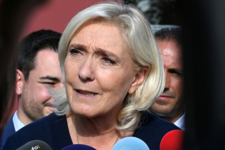 La cheffe de file du Rassemblement national, Marine Le Pen, fait une déclaration à la presse lors d'une visite au congrès des sapeurs-pompiers, le 10 octobre 2025 au Mans, dans la Sarthe ( AFP / JEAN-FRANCOIS MONIER )