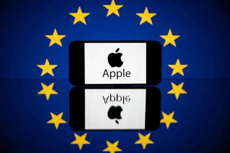 Le groupe américain Apple a annoncé lundi avoir interjeté appel devant la justice de l'UE de l'amende de 500 millions d'euros infligée en avril par Bruxelles pour des clauses abusives dans sa boutique App Store ( AFP / Lionel BONAVENTURE )