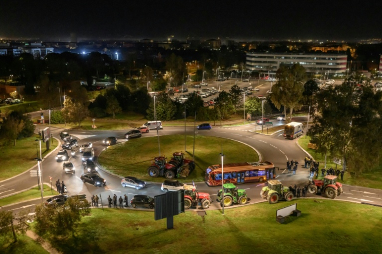 Des agriculteurs de la Coordination Rurale (CR) garent leurs tracteurs devant l'aéroport de Toulouse, le 14 janvier 2026 en Haute-Garonne ( AFP / Ed JONES )