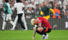 Un poster d'Alejandro Garnacho vandalisé à Old Trafford