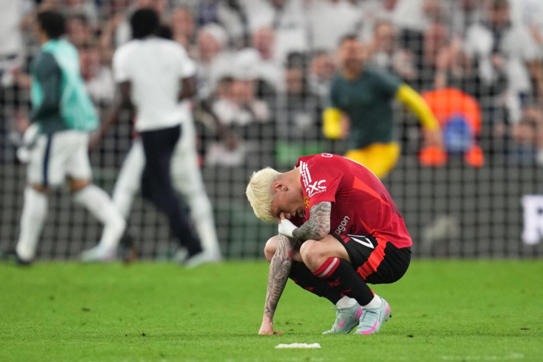 Un poster d'Alejandro Garnacho vandalisé à Old Trafford