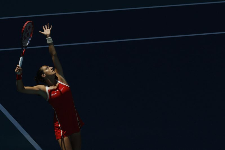 Caroline Garcia au service face à Iga Swiatek lors de la quatrième journée de l'Open de Miami