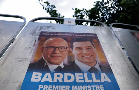 Affiche de campagne pour les élections législatives anticipées de 2024 à Issy-Les-Moulineaux.
