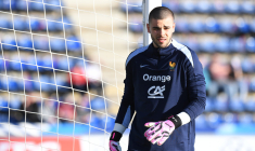 Lucas Chevalier nouveau numéro 2 des Bleus devant Brice Samba