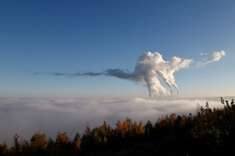 De la fumée et de la vapeur s'échappent de la centrale électrique de Belchatow à Zlobnica, en Pologne