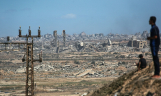De la fumée s'élève après des frappes israéliennes au nord-ouest du camp de Nousseirat, dans la bande de Gaza, le 1er octobre 2025 ( AFP / Bashar TALEB )