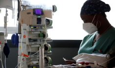 CORONAVIRUS: LA BAISSE DES HOSPITALISATIONS EN SOINS CRITIQUES CONTINUE EN FRANCE