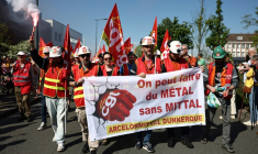 Des salariés d'ArcelorMittal, membres de la CGT, lors d'une manifestation à Dunkerque, dans le Nord, le 1er mai 2025 ( AFP / Sameer AL-DOUMY )