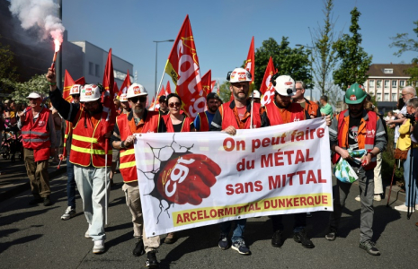 Des membres d'ArcelorMittal et de la CGT défilent à l'occasion de la Journée internationale des travailleurs, le 1er mai 2025 à Dunkerque, dans le Nord ( AFP / Sameer AL-DOUMY )