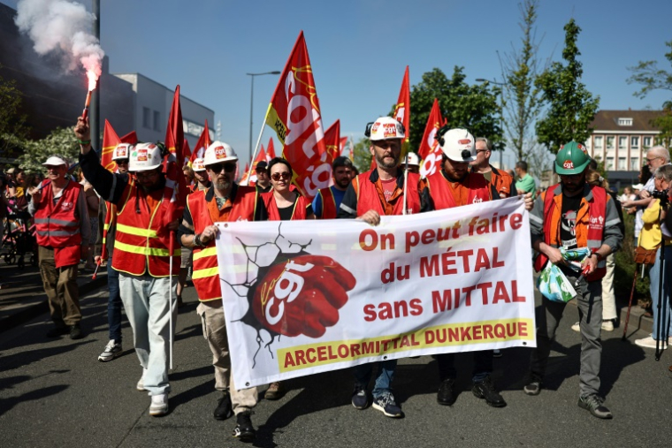 Des membres d'ArcelorMittal et de la CGT défilent à l'occasion de la Journée internationale des travailleurs, le 1er mai 2025 à Dunkerque, dans le Nord ( AFP / Sameer AL-DOUMY )