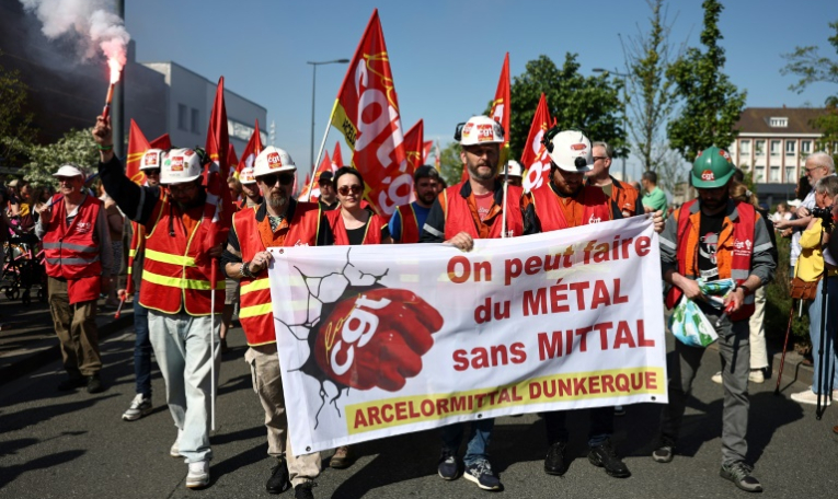 Des membres d'ArcelorMittal et de la CGT défilent à l'occasion de la Journée internationale des travailleurs, le 1er mai 2025 à Dunkerque, dans le Nord ( AFP / Sameer AL-DOUMY )