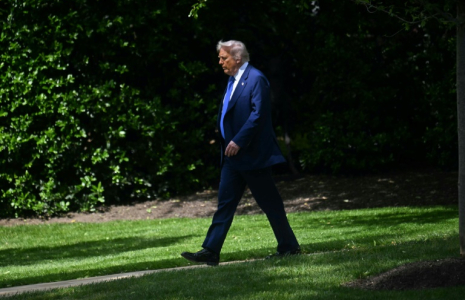 Le président américain Donald Trump à son départ de la Maison Blanche à Washington pour un déplacement au Moyen-Orient, le 12 mai 2025 ( AFP / Jim WATSON )