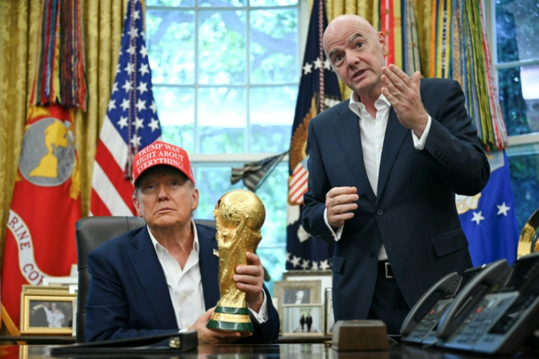 Le président des Etats-Unis Donald Trump et celui de la Fifa Gianni Infantino avec le trophée de la Coupe du monde, le 22 août 2025 à la Maison Blanche ( AFP / ANDREW CABALLERO-REYNOLDS )