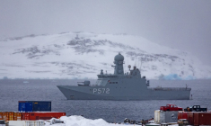 Un navire de la marine danoise au large de Nuuk, le 8 mars 2025 ( AFP / ODD ANDERSEN )