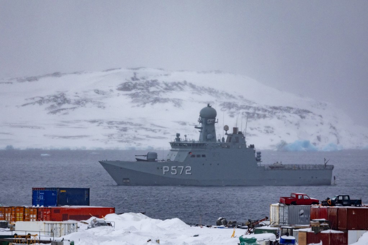 Un navire de la marine danoise au large de Nuuk, le 8 mars 2025 ( AFP / ODD ANDERSEN )