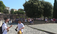 Touristes et italiens marchent devant le Colisée de Rome alors que la canicule frappe l'Italie