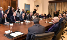 Photo fournie par le Parlement libanais du président du Parlement libanais Nabih Berri, devant à droite, recevant la délégation du Conseil de sécurité de l'ONU, à Beyrouth, au Liban, le 5 décembre 2025 ( LEBANESE PARLIAMENT / Handout )