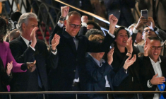 Le maire sortant du Havre et candidat du parti Horizons à sa réélection, Édouard Philippe (c), célèbre sa victoire à l'issue du 2e tour des municipales, à l'hôtel de ville du Havre, le 22 mars 2026 en Seine-Maritime ( AFP / Lou BENOIST )