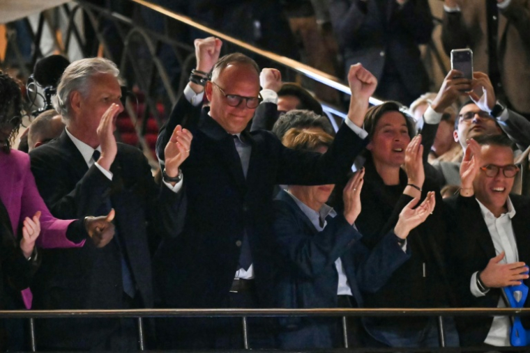 Le maire sortant du Havre et candidat du parti Horizons à sa réélection, Édouard Philippe (c), célèbre sa victoire à l'issue du 2e tour des municipales, à l'hôtel de ville du Havre, le 22 mars 2026 en Seine-Maritime ( AFP / Lou BENOIST )