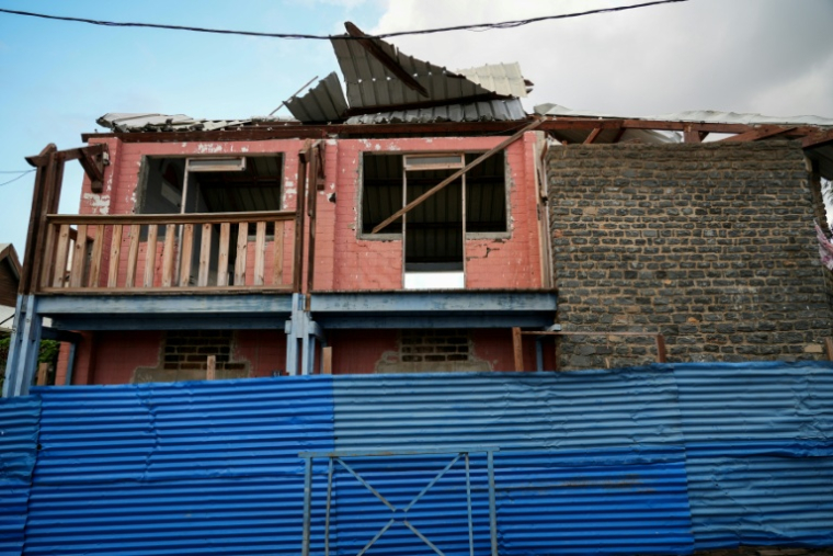 Une maison endommagée à Mamoudzou, un an après le passage du cyclone Chido à Mayotte, le 2 décembre 2025 ( AFP / Marine GACHET )