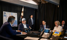 Image publiée par la Maison Blanche montrant le président américain Donald Trump, sa directrice de cabinet Susie Wiles (deuxième à droite), et le secrétaire d'Etat Marco Rubio (troisième à droite) en train de suivre les opérations américano-israéliennes contre l'Iran le 28 février 2026, dans un lieu non communiqué ( The White House / - )