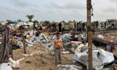 Un enfant au milieu de tentes détruites dans le camp de déplacés à al-Mawassi, dans le sud de la bande de Gaza, le 18 mai 2025 ( AFP / - )