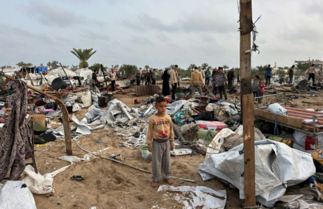 Un enfant au milieu de tentes détruites dans le camp de déplacés à al-Mawassi, dans le sud de la bande de Gaza, le 18 mai 2025 ( AFP / - )