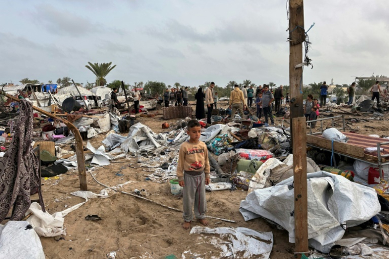 Un enfant au milieu de tentes détruites dans le camp de déplacés à al-Mawassi, dans le sud de la bande de Gaza, le 18 mai 2025 ( AFP / - )