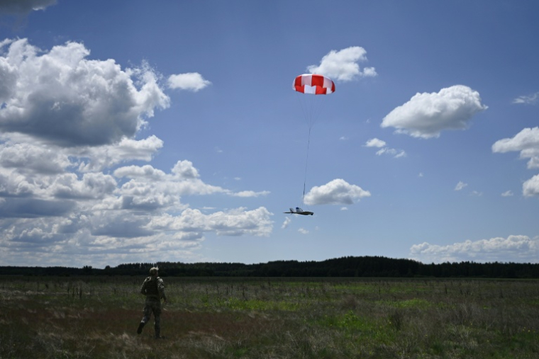 Un garde-frontière ukrainien à l'atterrissage d'un drone de surveillance à la frontière avec le Bélarus, dans la région de Chernigiv le 1er juin 2026 ( AFP / Genya SAVILOV )