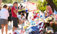 Des personnes se recueillent devant un mémorial improvisé en hommage à l'influenceur conservateur Charlie Kirk, le 14 septembre 2025 à Phoenix, en Arizona ( AFP / CHARLY TRIBALLEAU )