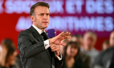 Le président Emmanuel Macron devant des lecteurs du groupe de presse Ebra à Mirecourt (Vosges), le 28 novembre 2025 ( POOL / SEBASTIEN BOZON )