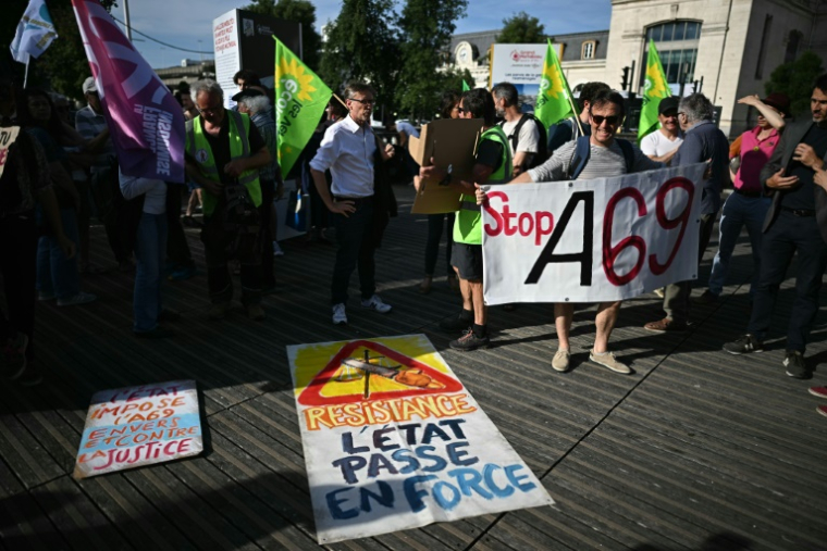 Des opposants au projet d'autoroute A69 entre Castres et Toulouse lors d'un rassemblement devant la gare de Toulouse, le 28 mai 2025 en Haute-Garonne ( AFP / Lionel BONAVENTURE )