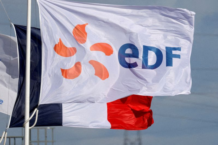 Photo d'archives d'un drapeau avec le logo EDF flotte à côté de la centrale EDF de Bouchain