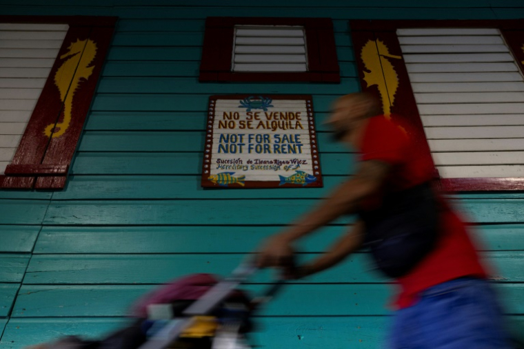 Un panneau "Ni à vendre ni à louer" sur une maison en opposition au projet immobilier Esencia, près de la plage de Boqueron, à Cabo Rojo, le 15 juillet 2025 à Porto Rico ( AFP / Ricardo ARDUENGO )
