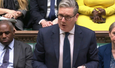 Image tirée d'une séquence diffusée par l'Unité d'enregistrement du Parlement britannique (PRU) sur le site web Parliament TV, le 2 mars 2026, montrant le Premier ministre britannique, Keir Starmer, s'exprimant devant le Parlement sur la situation au Moyen-Orient ( PRU / - )