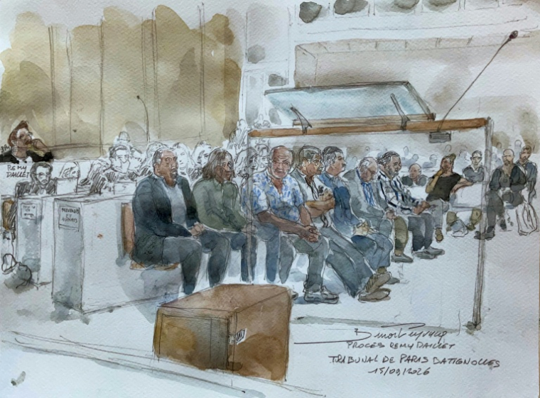 Croquis d'audience du 15 septembre 2026 montrant l'ouverture du procès de Rémy Daillet et des membres de son groupuscule d’ultradroite (premier rang) au tribunal de Paris ( AFP / Benoit PEYRUCQ )